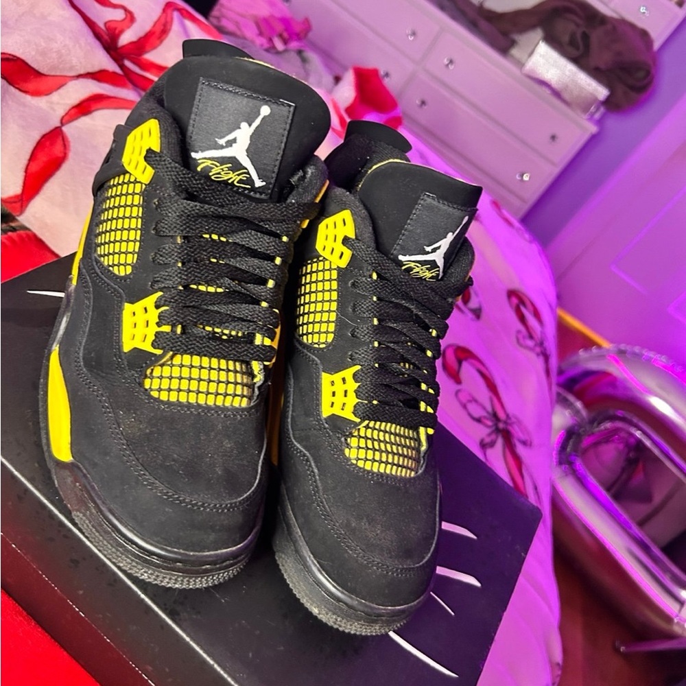Jordan 4 Thunders - Picture 4 of 10
